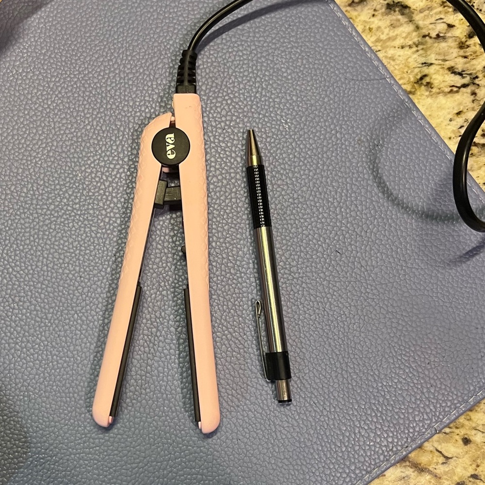 Eva mini travel hair straightener